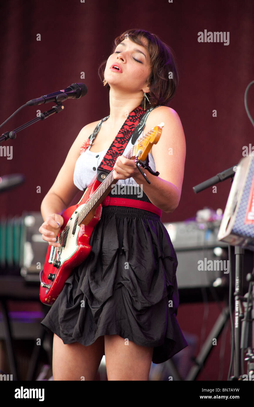 Norah Jones jouant la pyramide la scène du festival de Glastonbury 2010 Banque D'Images