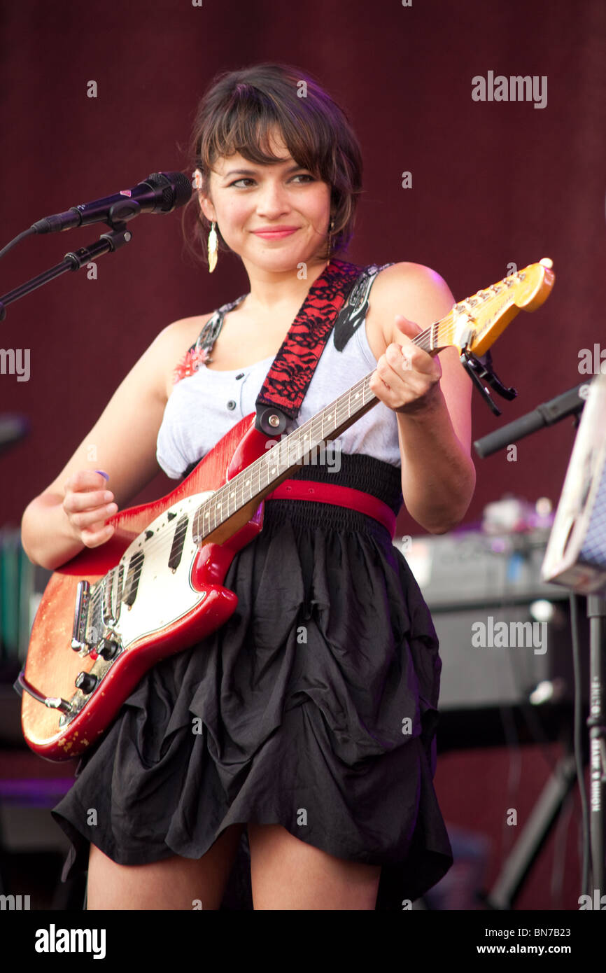 Norah Jones jouant la pyramide la scène du festival de Glastonbury 2010 Banque D'Images