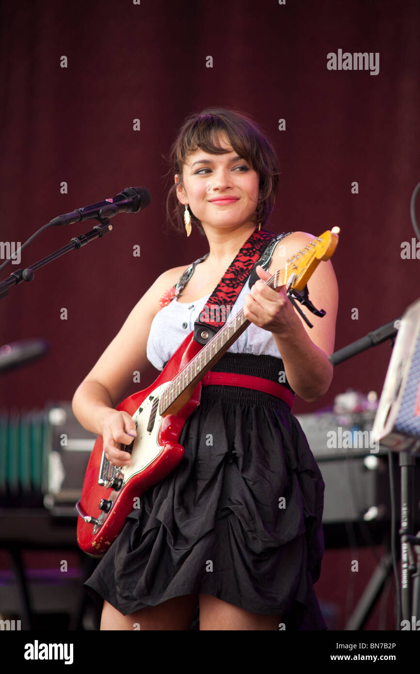 Norah Jones jouant la pyramide la scène du festival de Glastonbury 2010 Banque D'Images