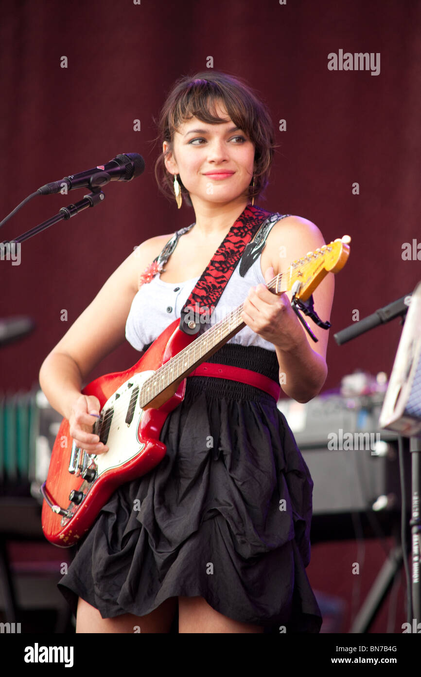 Norah Jones jouant la pyramide la scène du festival de Glastonbury 2010 Banque D'Images