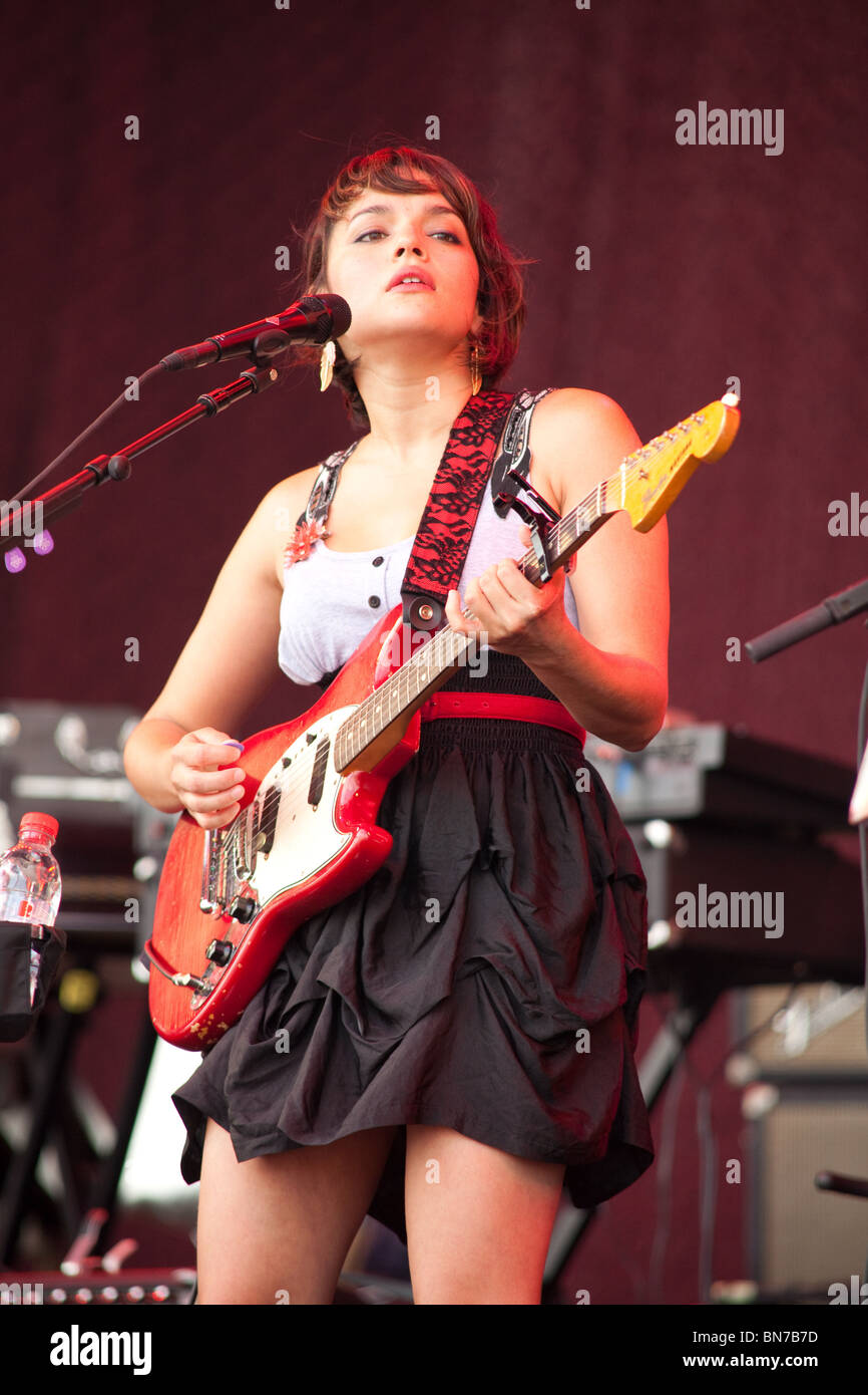 Norah Jones jouant la pyramide la scène du festival de Glastonbury 2010 Banque D'Images