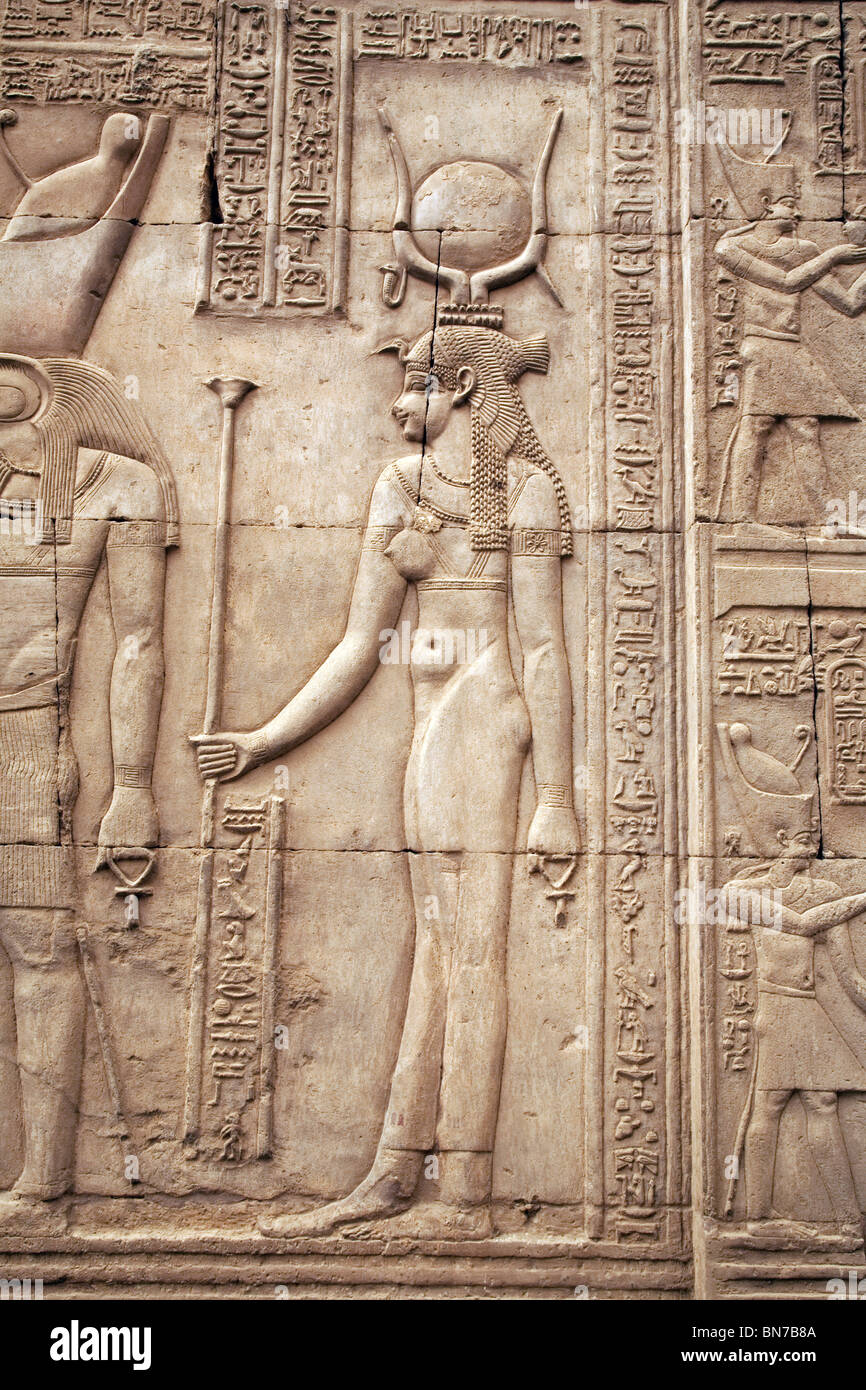 Bas-relief sculpture albâtre de la déesse Isis dans le Temple d'Horus et de Sobek, Kom Ombo, Haute Egypte Banque D'Images