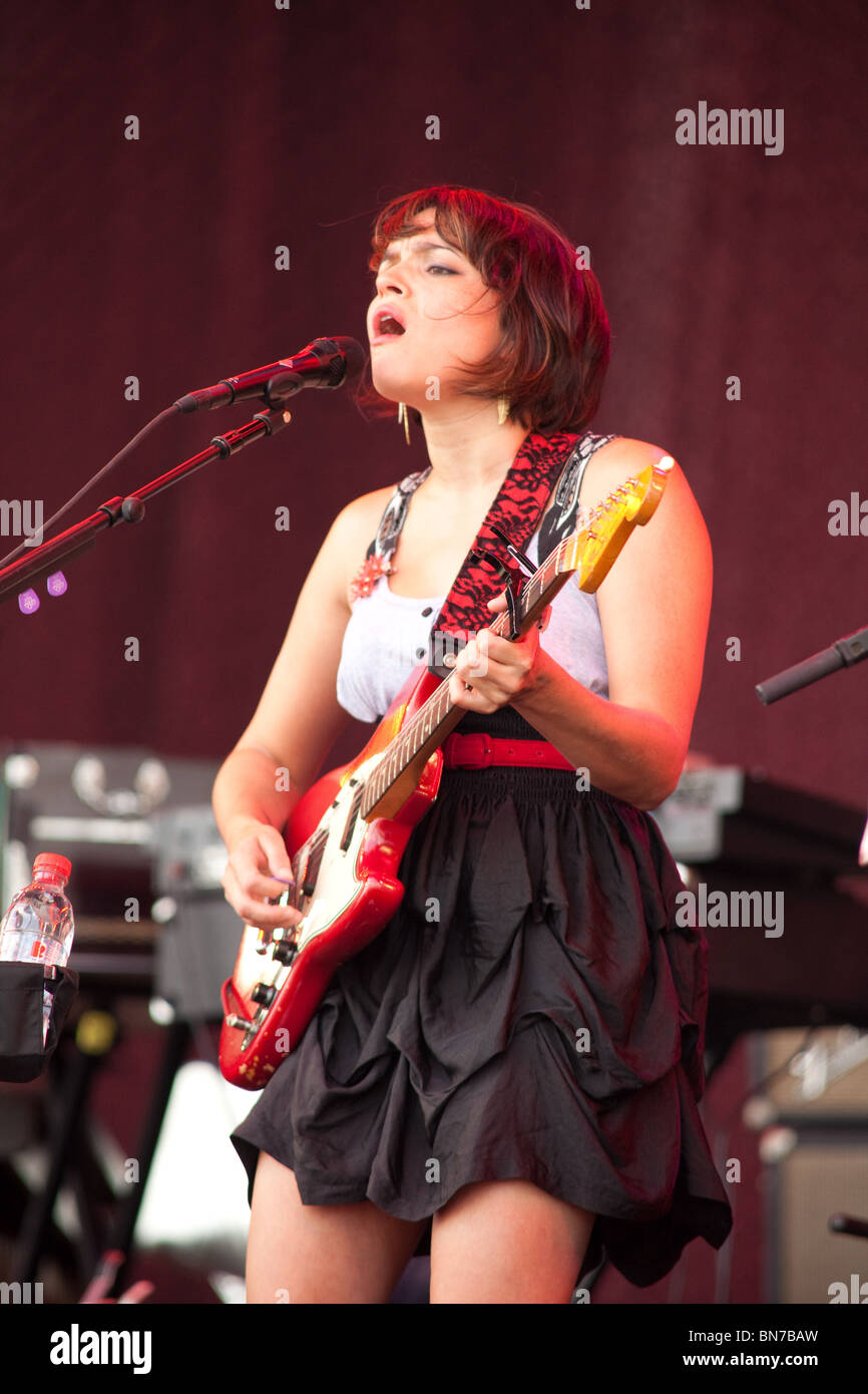 Norah Jones jouant la pyramide la scène du festival de Glastonbury 2010 Banque D'Images