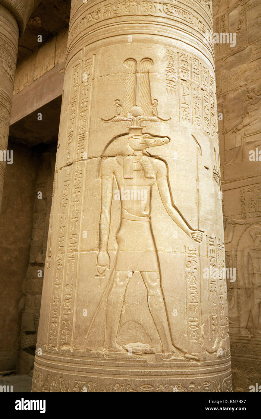 Bas-relief de l'albâtre sculptures du dieu crocodile Sobek au Temple d'Horus et de Sobek, Kom Ombo, Haute Egypte Banque D'Images