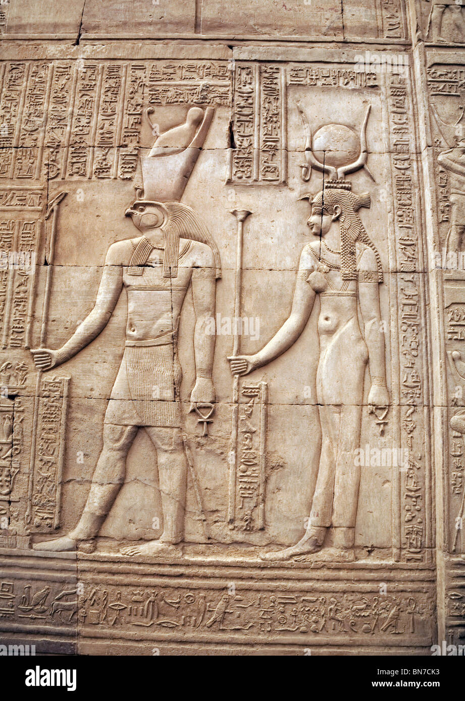 Bas-relief de l'albâtre sculptures du dieu faucon Horus et sa mère Isis. Le Temple d'Horus et de Sobek, Kom Ombo, Haute Egypte Banque D'Images