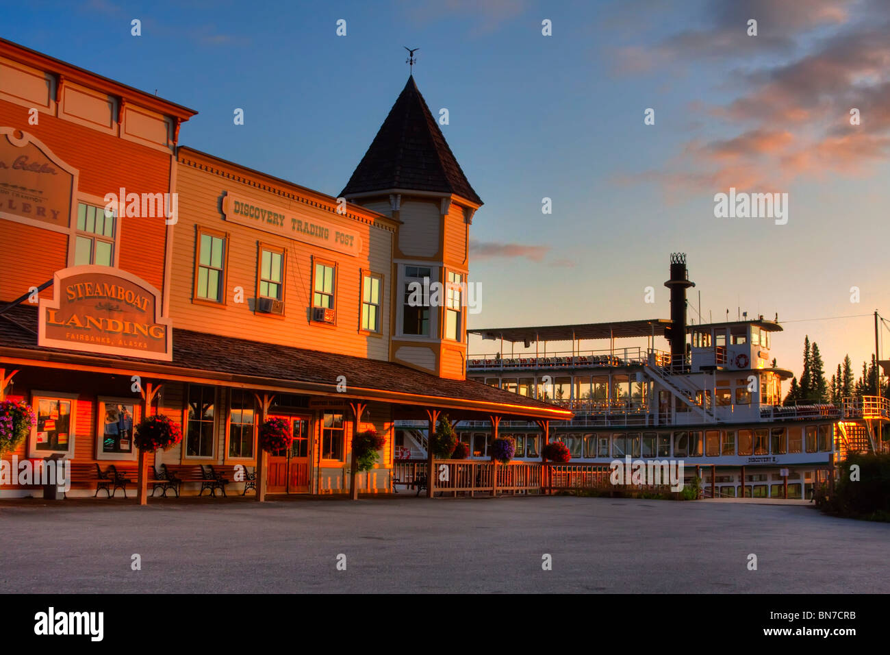 Les bâtiments proches les Riverboat Discovery dock avec la découverte dans l'arrière-plan au coucher du soleil, Fairbanks, Alaska, image HDR Banque D'Images
