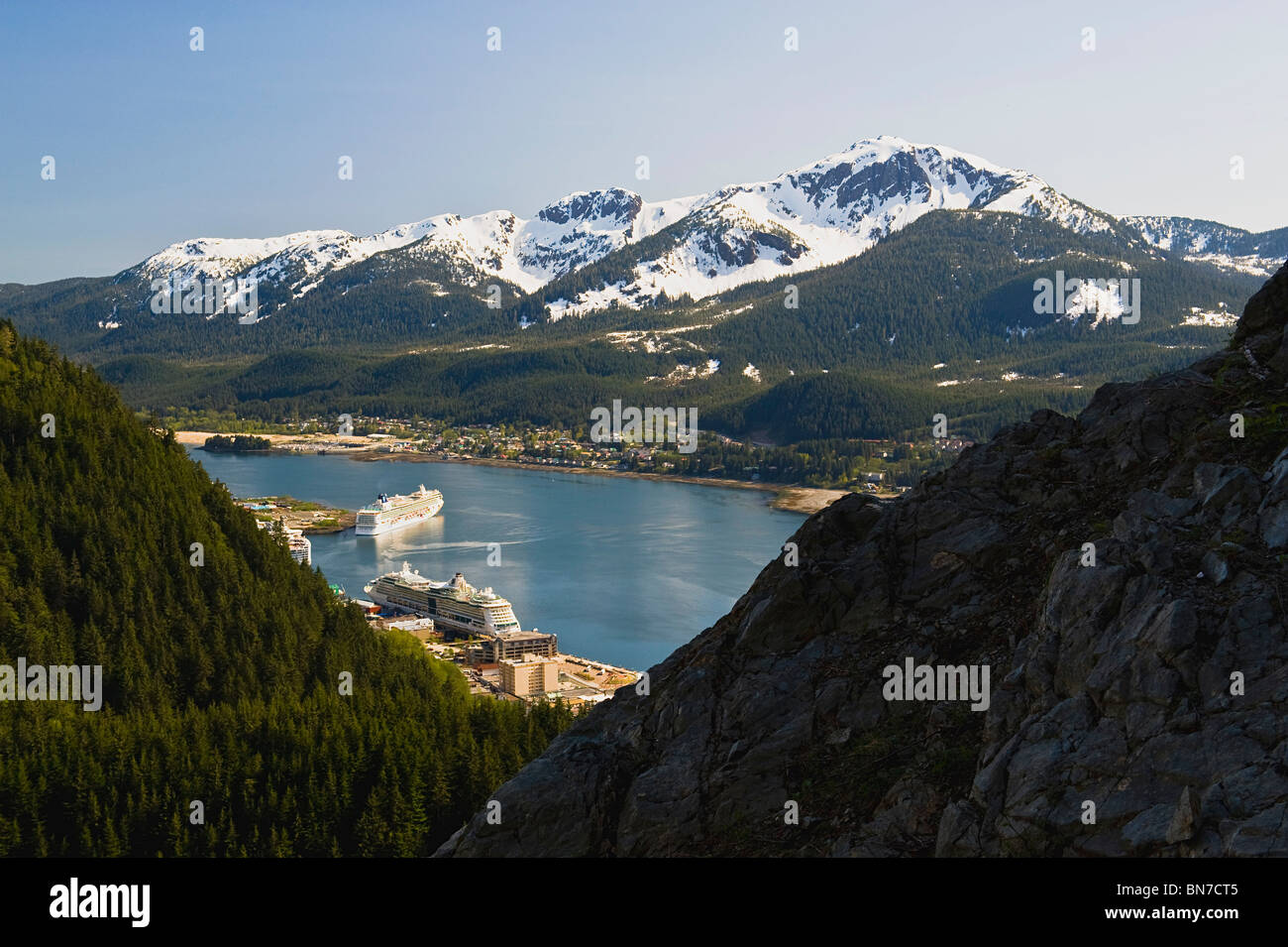 Un randonneur prend de l'avis de Gastineau Channel, Mt. Jumbo, et le centre-ville de Juneau du côté de Mt. Roberts en Alaska, l'été Banque D'Images