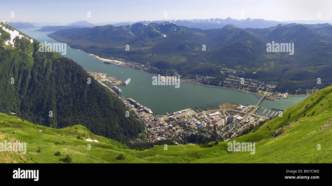 Vue panoramique du canal Gastineau, Douglas Island, et le centre-ville de Juneau depuis le sommet de Mt. Juneau en Alaska pendant l'été Banque D'Images