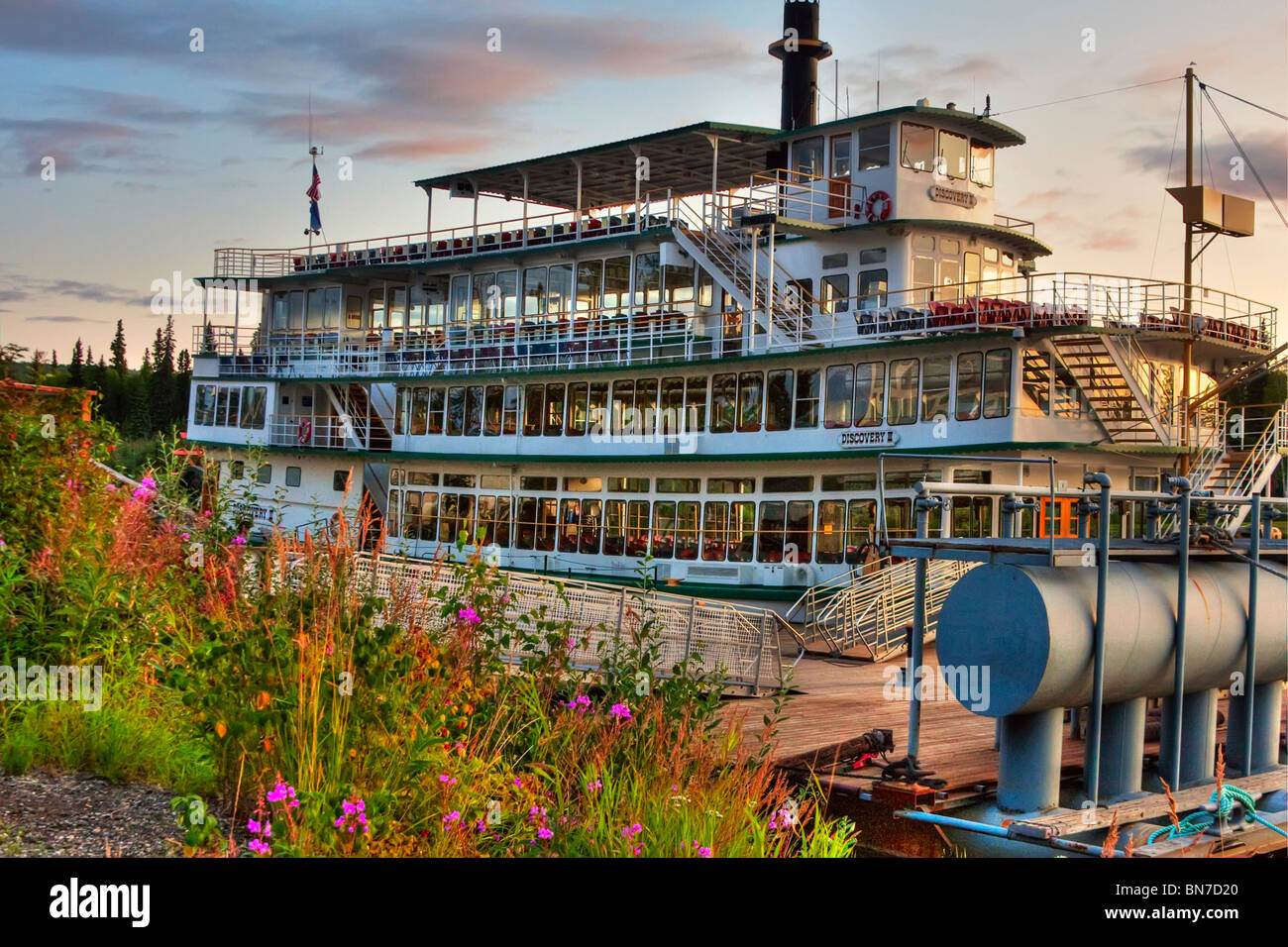 Découverte en bateau amarré sur la rivière Chena au coucher du soleil, Fairbanks, Alaska, image HDR Banque D'Images