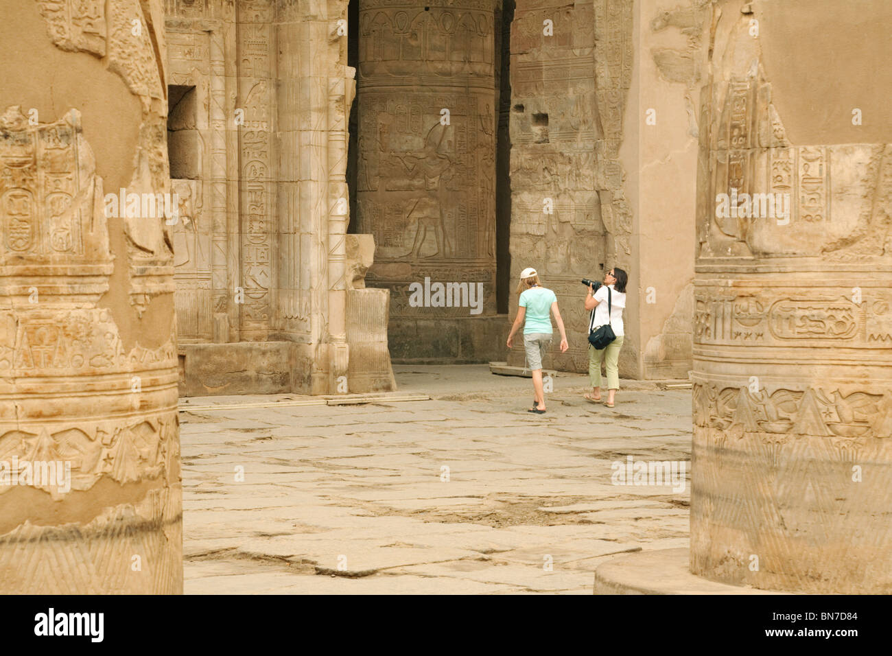 Les touristes à la recherche dans le Temple d'Horus et de Sobek, Kom Ombo, Haute Egypte Banque D'Images