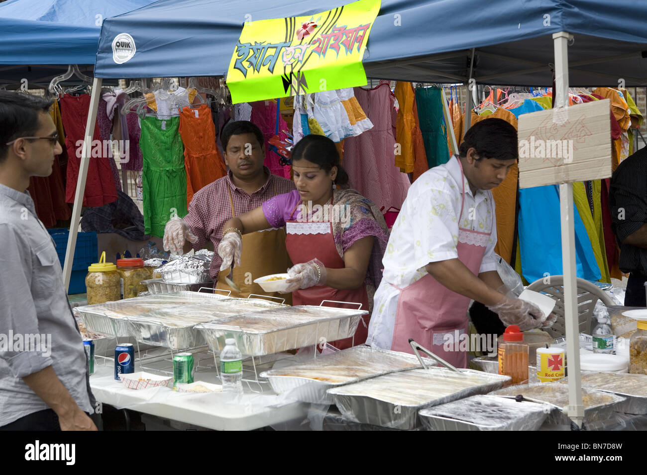 Concession alimentaire, juste et du Bangladesh Le Bangladesh, festival, petite section de Kensington, Brooklyn, New York. Banque D'Images