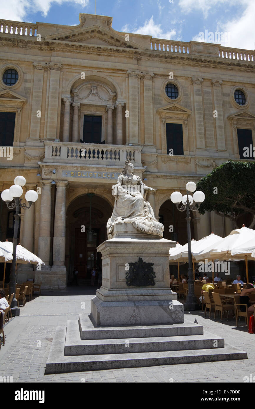 Statue de la reine Victoria à la Bibliothèque nationale, La Valette, Malte Banque D'Images