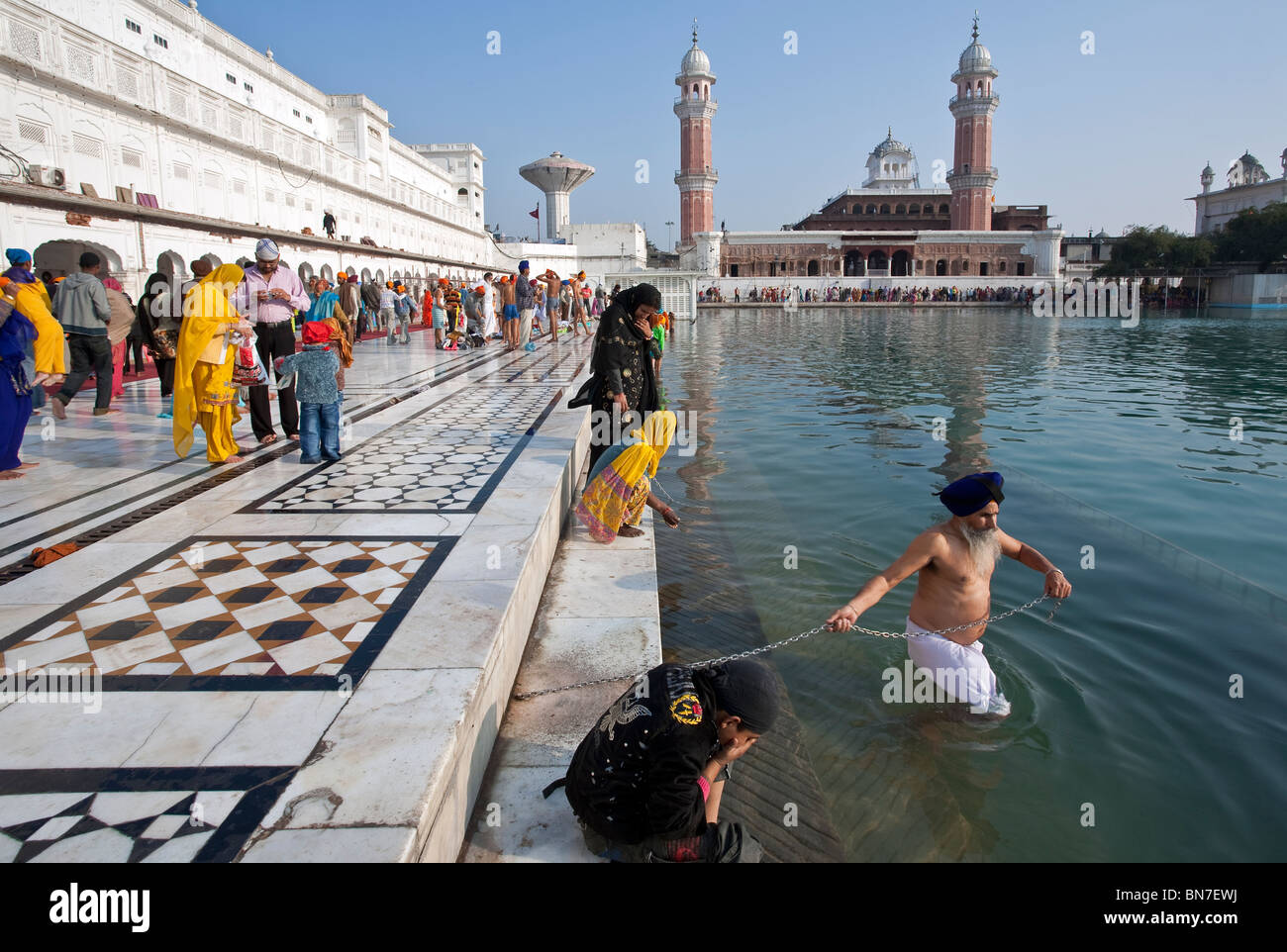 Pèlerins sikhs se baigner dans le bassin sacré. Le Temple d'or. Amritsar. Punjab. L'Inde Banque D'Images
