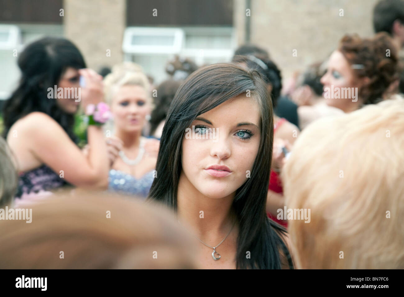 Une lycéenne à son école secondaire prom, España Banque D'Images