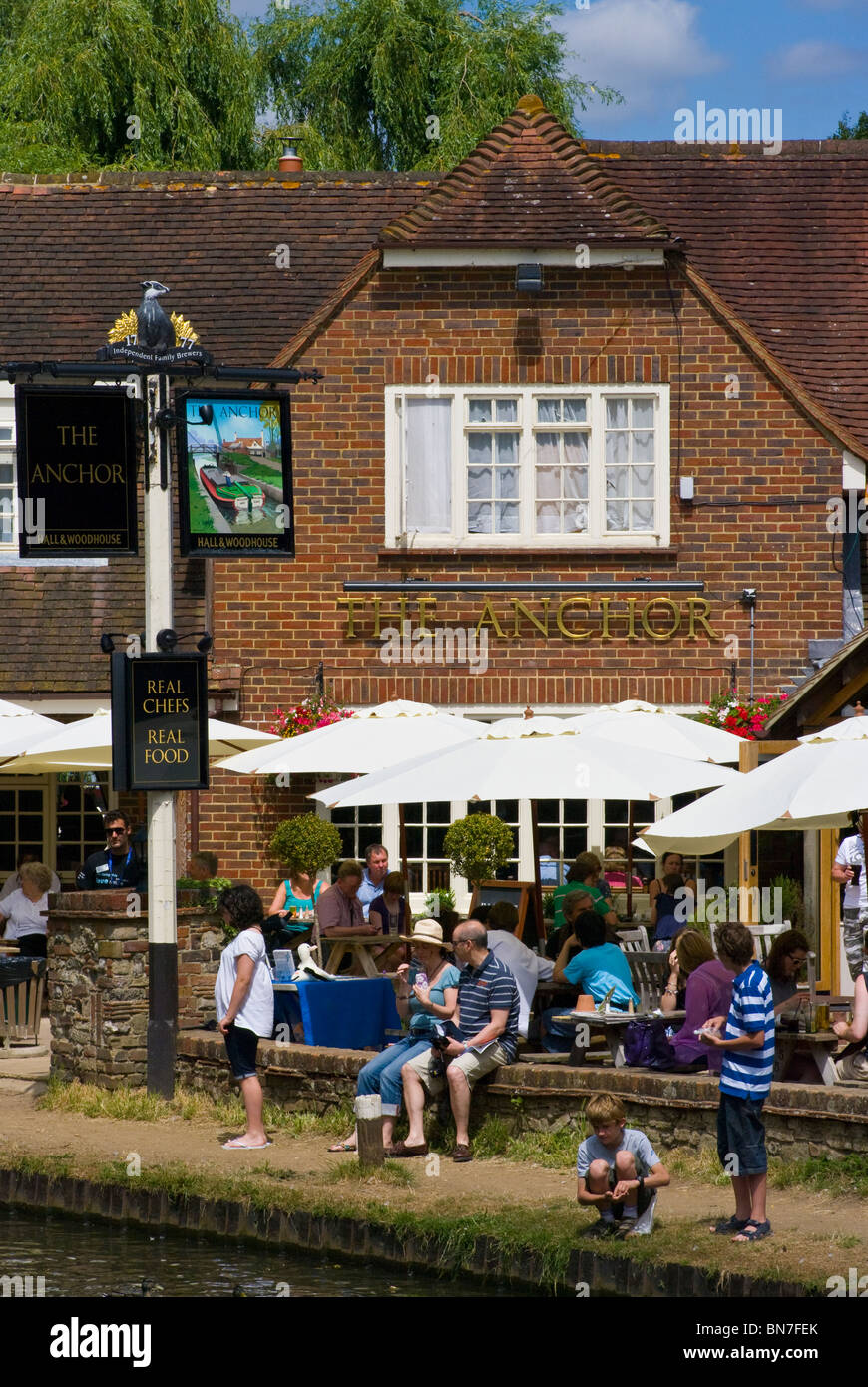 Les clients à l'extérieur de l'Anchor Pub Pyrford Surrey England Banque D'Images