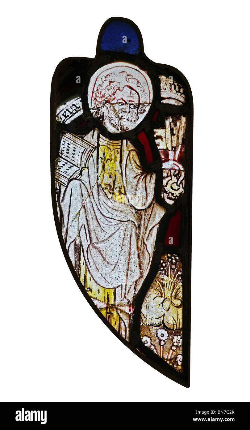 Un vitrail médiéval représentant Saint Pierre, église St Julitta, Lanteglos, Cornwall, Cut out Banque D'Images