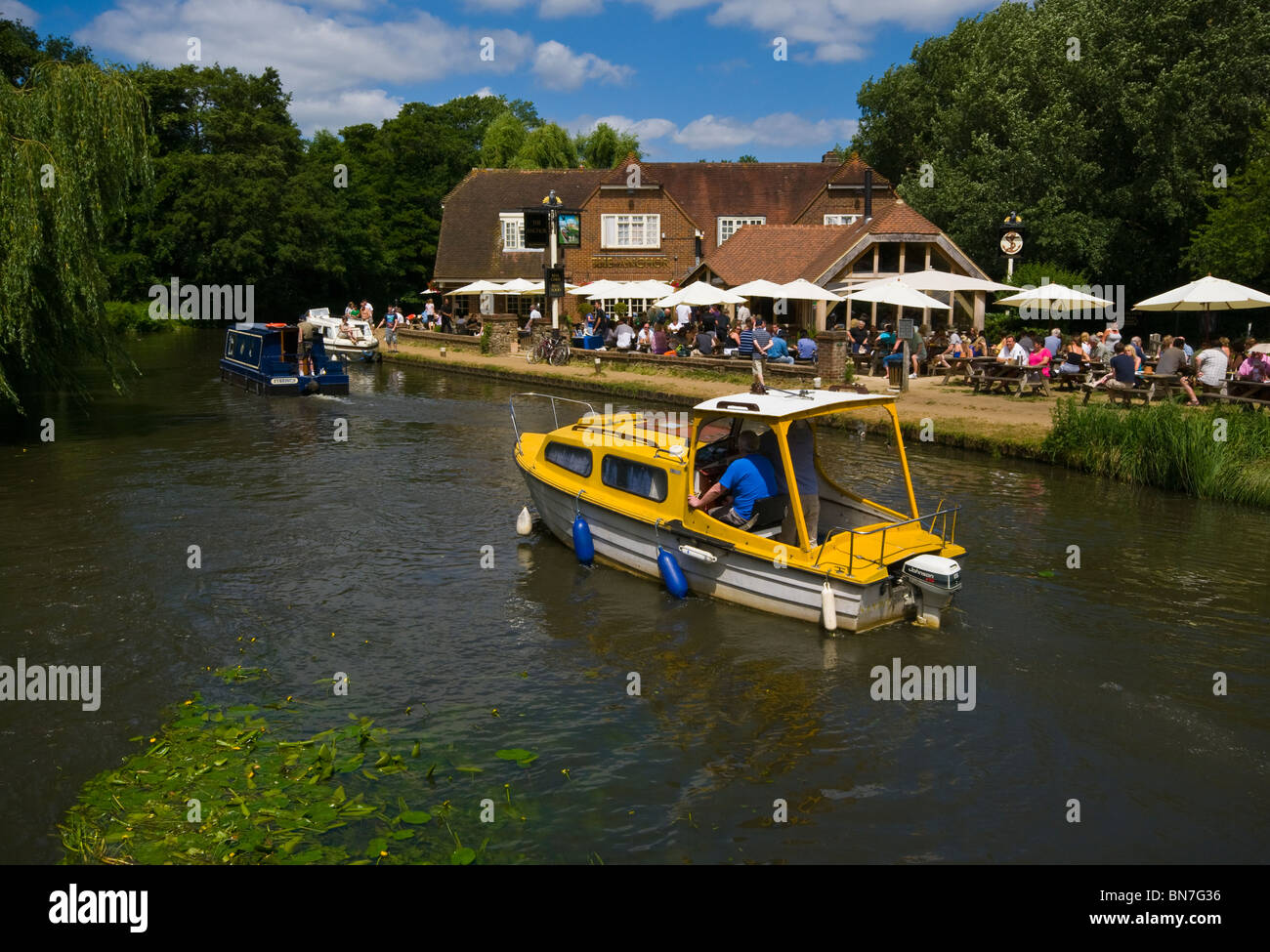 L'ancre des bateaux passant Pub sur la rivière Wey Pyrford Surrey England Banque D'Images