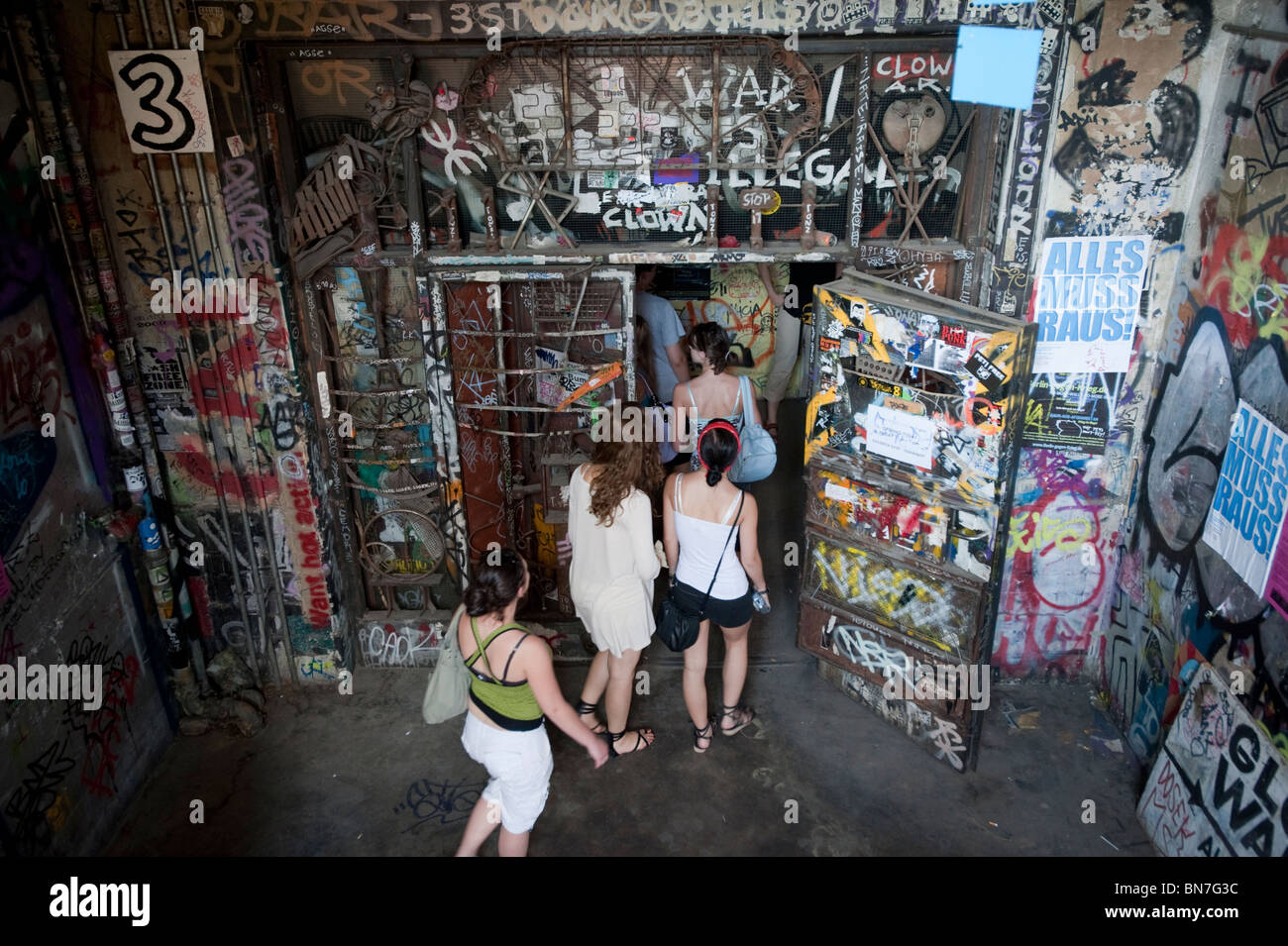 Intérieur du Tacheles Kunsthaus alternative bohème ou atelier d'art sur l'Oranienburger Strasse à Berlin Allemagne Banque D'Images