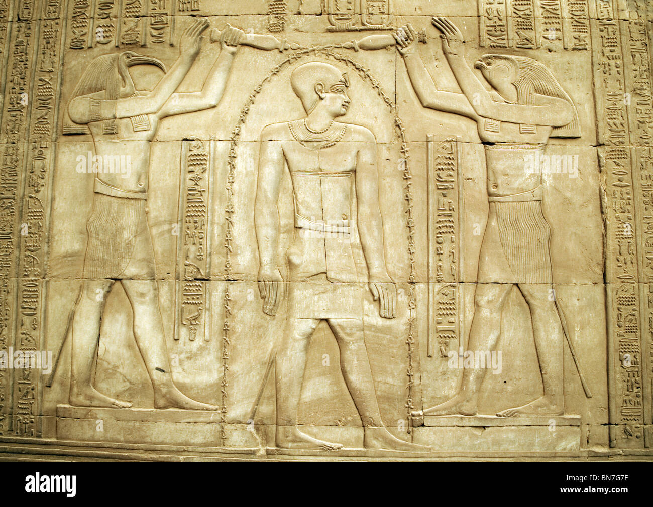Bas-relief sculpté en albâtre d'Horus et Thot annointing le pharaon dans le Temple d'Horus et de Sobek, Kom Ombo, Haute Egypte Banque D'Images