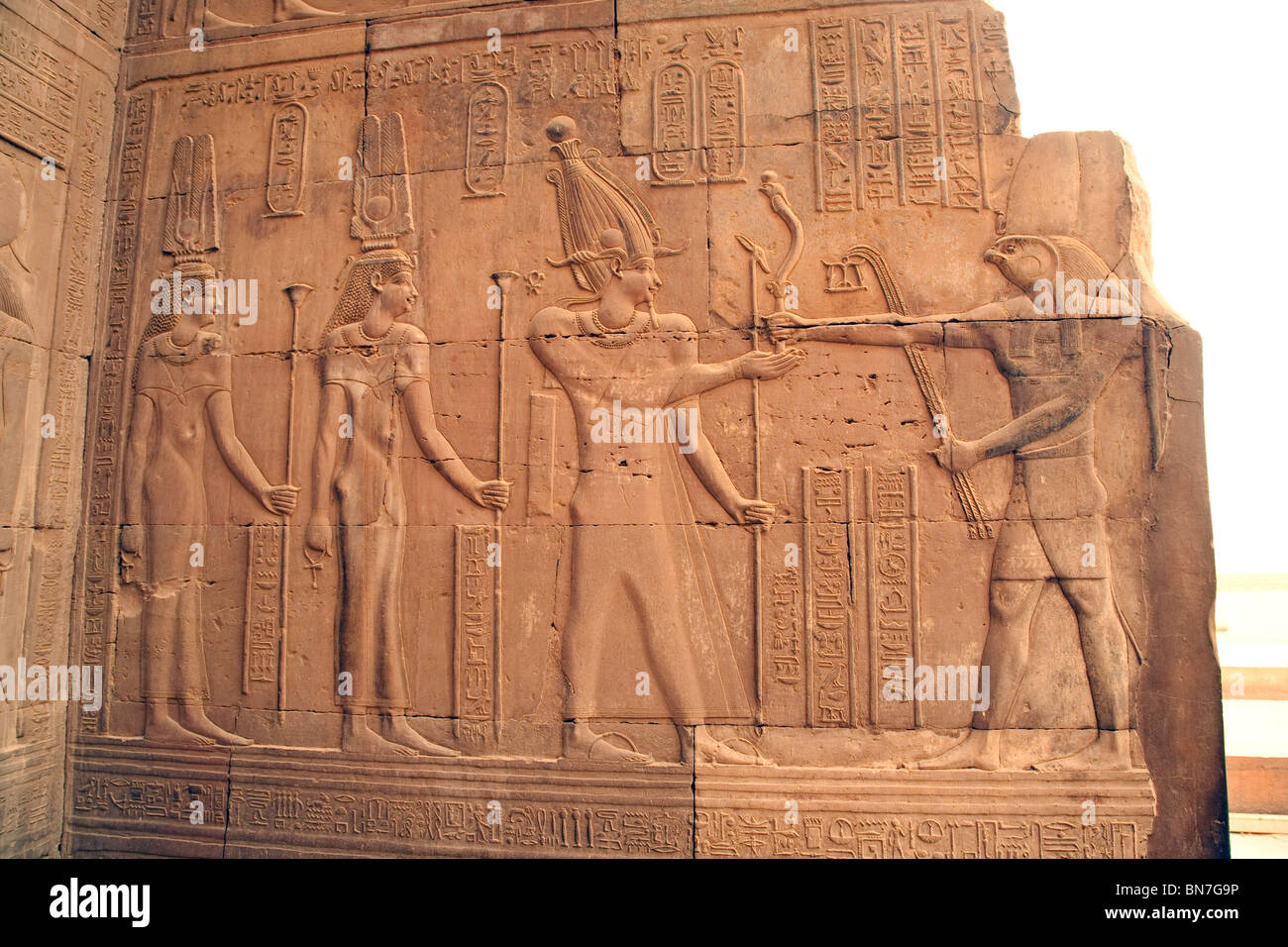 Bas-relief sculptures d'albâtre au Temple d'Horus et de Sobek, Kom Ombo, Haute Egypte Banque D'Images