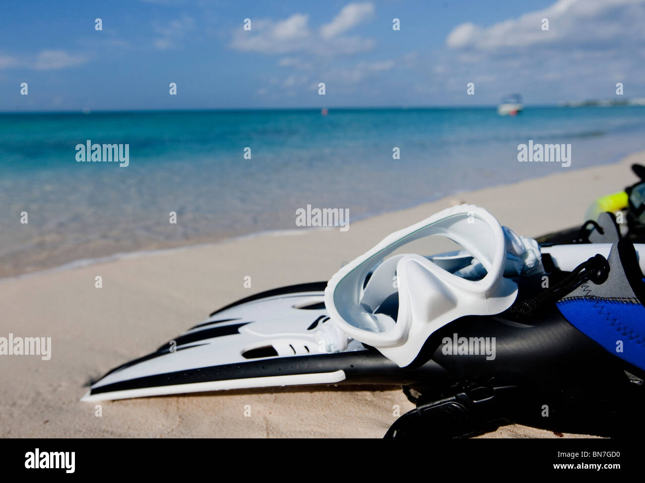 L'équipement de plongée repose sur la plage à Grand Cayman Banque D'Images