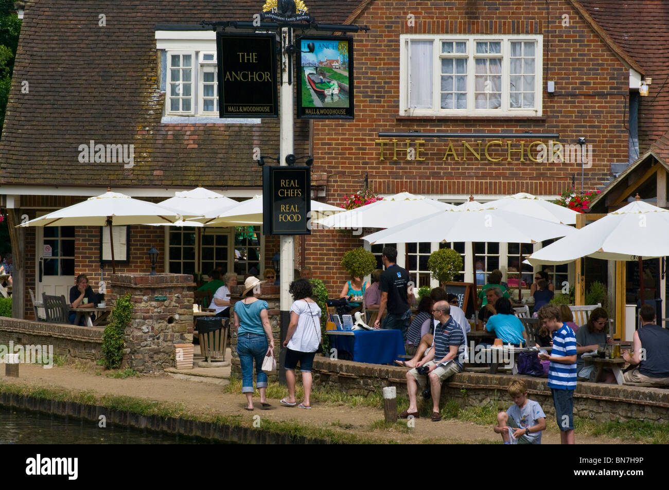 Les clients à l'extérieur de l'Anchor Pub Pyrford Surrey England Banque D'Images