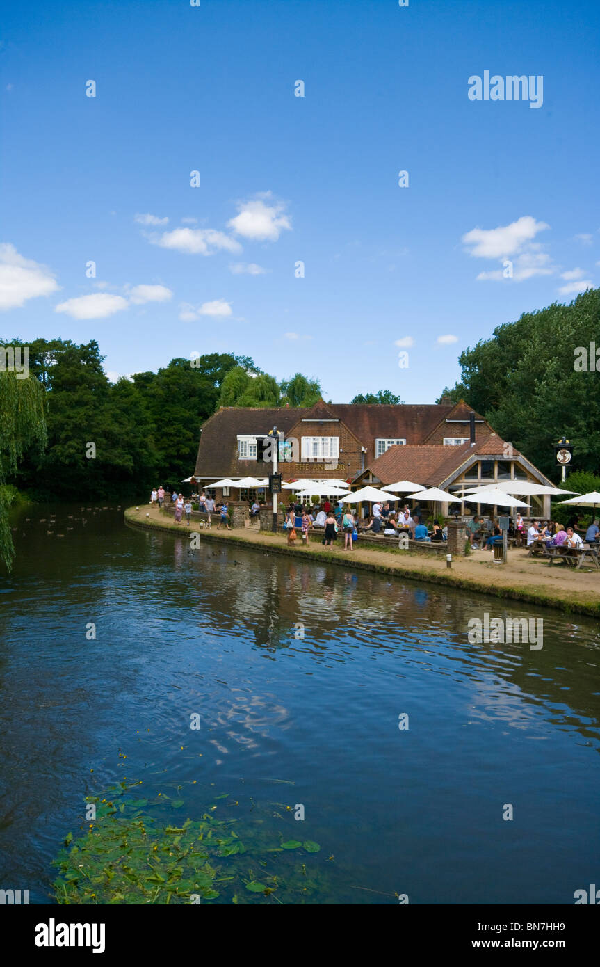 L'Anchor Pub sur la rivière Wey à Pyrford Surrey England Banque D'Images