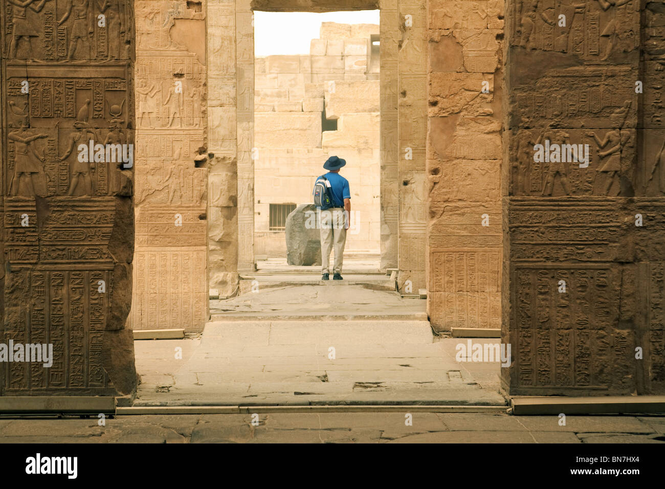 Un touriste à la recherche dans le Temple d'Horus et de Sobek, Kom Ombo, Haute Egypte Banque D'Images