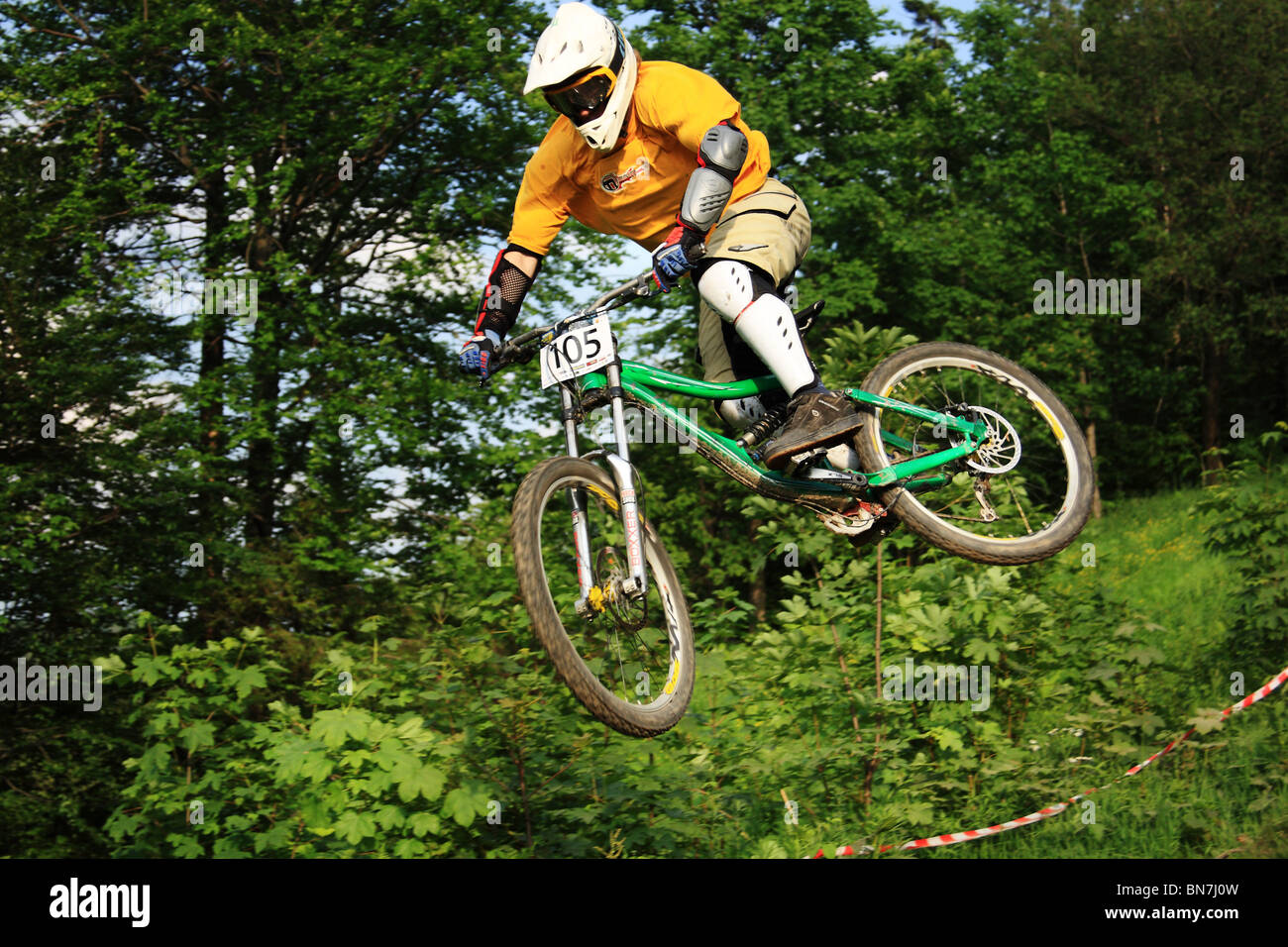 Vélo de montagne vtt de descente au cours de la race à Szczyrk, montagnes des Beskides, en Pologne. Banque D'Images