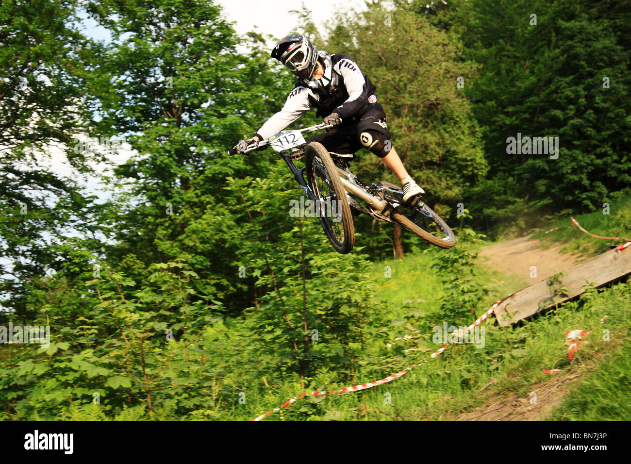 Vélo de montagne vtt de descente au cours de la race à Szczyrk, montagnes des Beskides, en Pologne. Banque D'Images