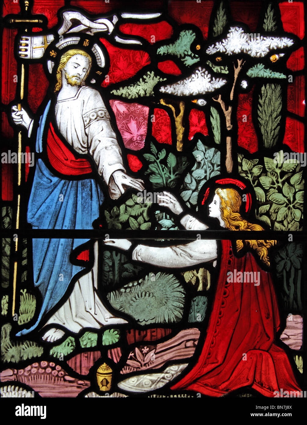 Vitrail représentant Marie-Madeleine rencontrant le Christ ressuscité, dans le jardin de Gethsémène, église Saint Symphorien, Boscastle, Cornouailles Banque D'Images