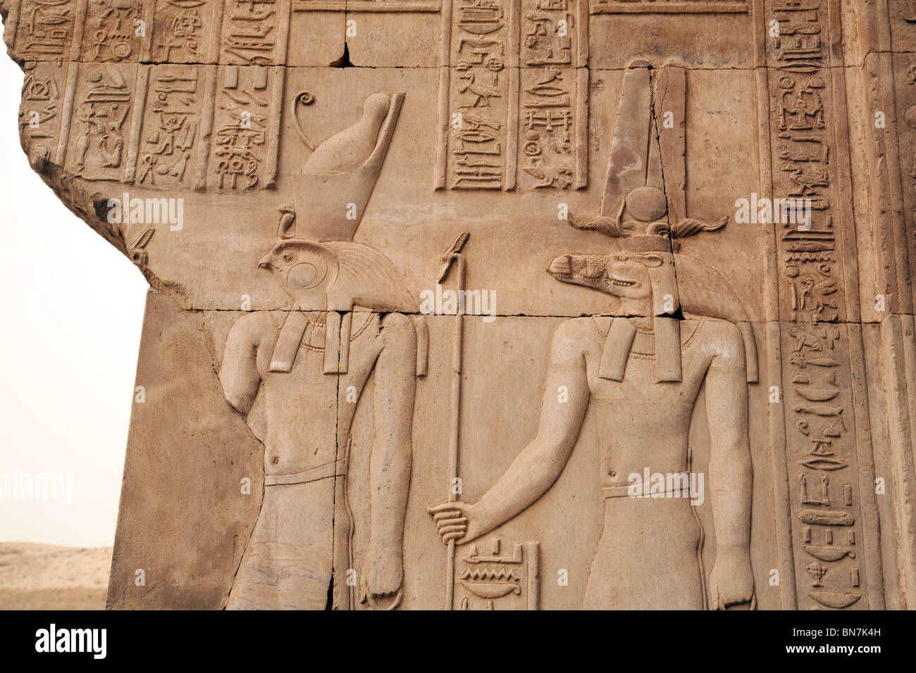 Bas-relief sculptures d'albâtre des dieux Horus et Sobek au Temple d'Horus et de Sobek, Kom Ombo, Haute Egypte Banque D'Images