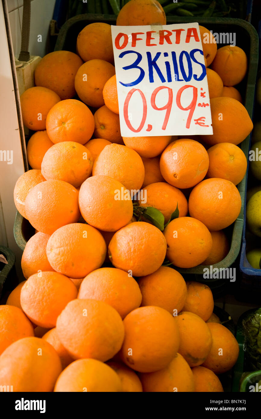 Dans la porte / indoor market stall display / vendeur avec bon / top quality fresh orange / orange / fruit. Séville / Sevilla. Espagne Banque D'Images