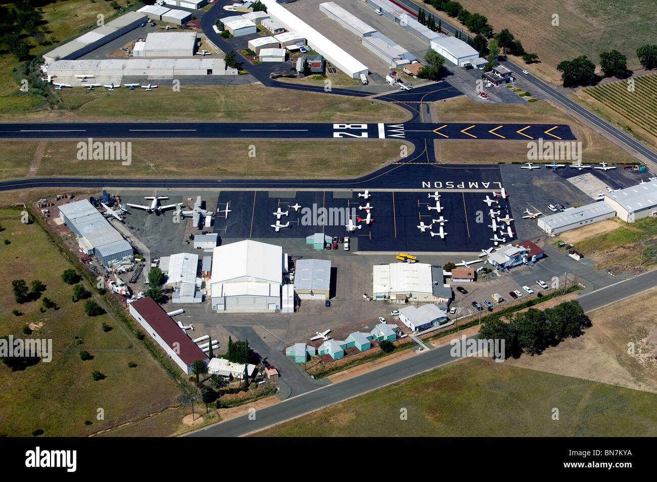 Vue aérienne au-dessus de Lampson Field airport Lakeport Lake County en Californie Banque D'Images