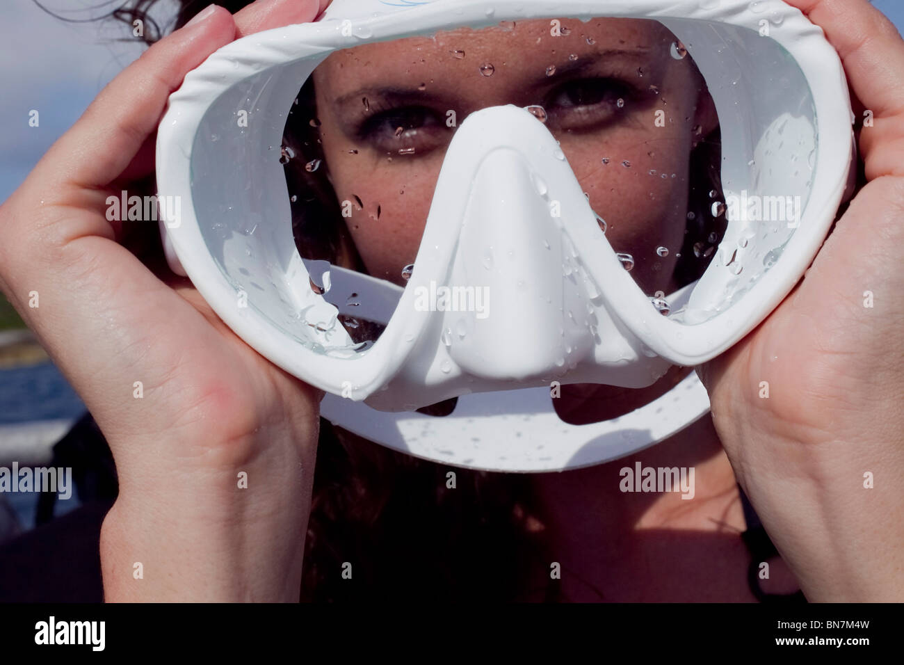 Jouant à l'intermédiaire d'un masque de plongée Banque D'Images