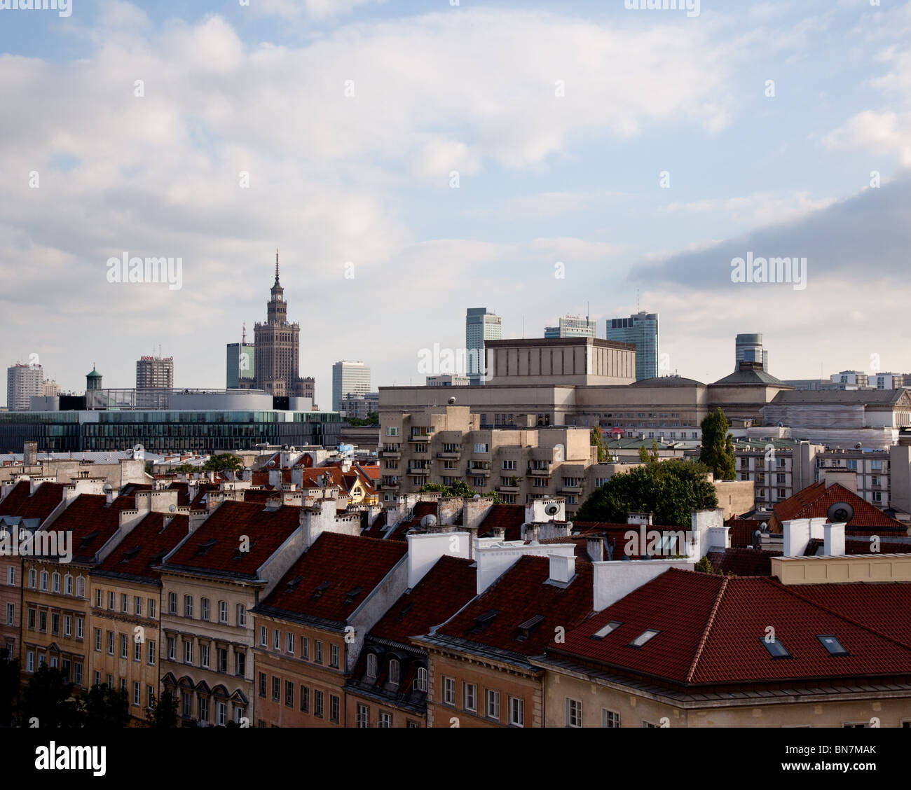 Voir l'écart de la vieille ville de Varsovie en Pologne montrant les toits et palais de la science et de la culture dans la distance Banque D'Images