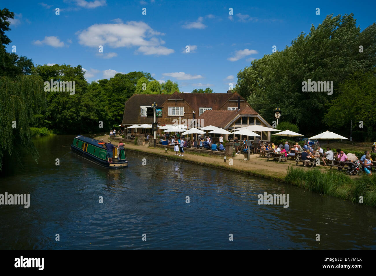 Un grand classique de l'Ancre Passage Pub sur la rivière Wey Pyrford Surrey England Banque D'Images