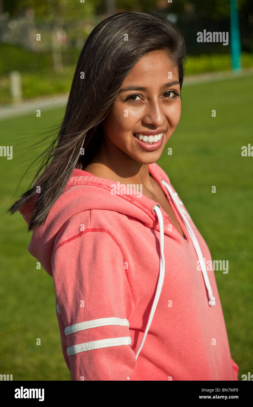La diversité raciale ethnique multi multiculturelles la diversité raciale 15-17 ans année Teenage Hispanic American girl. M. © Myrleen Pearson Banque D'Images