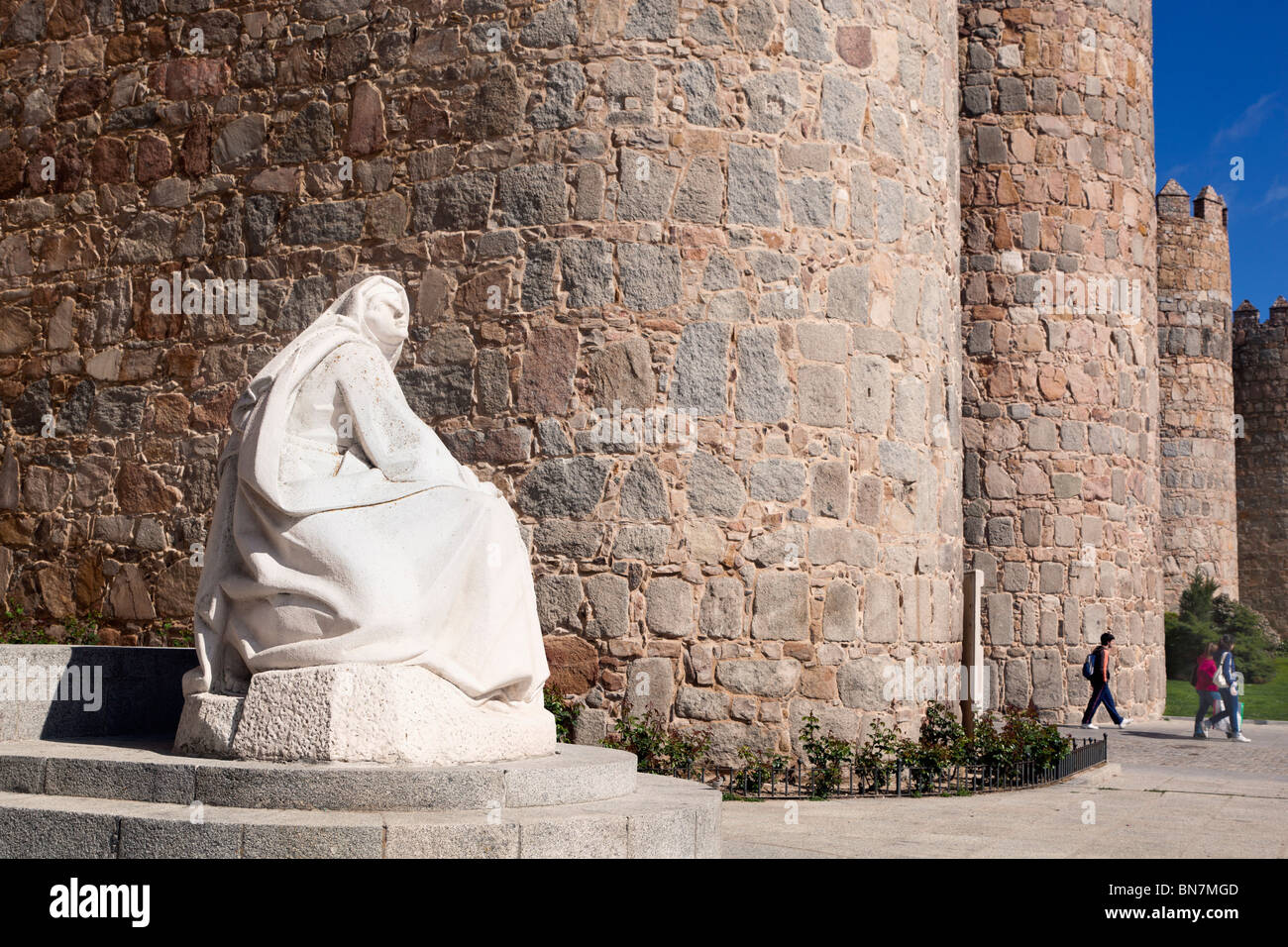 Avila, Avila Province, Espagne. Statue de Sainte Thérèse par la Puerta del Alcazar Banque D'Images