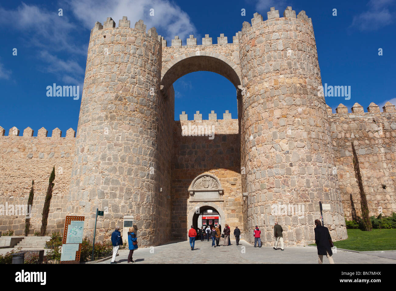Avila, Avila Province, Espagne. La Puerta del Alcazar et les remparts de la ville vu de la Plaza de Santa Teresa. Banque D'Images