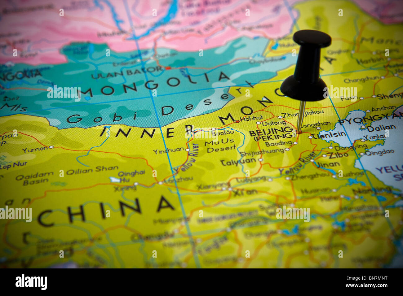 Petite broche pointant sur Beijing (Chine) dans une carte de l'Asie. Banque D'Images
