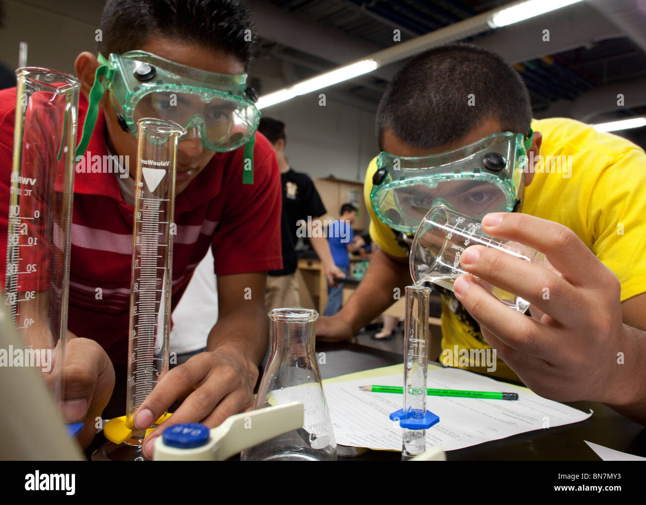 Les étudiants dans des lunettes ne une expérience de chimie à la classe de mathématiques, ingénierie, technologie et Science Academy (METSA) Banque D'Images