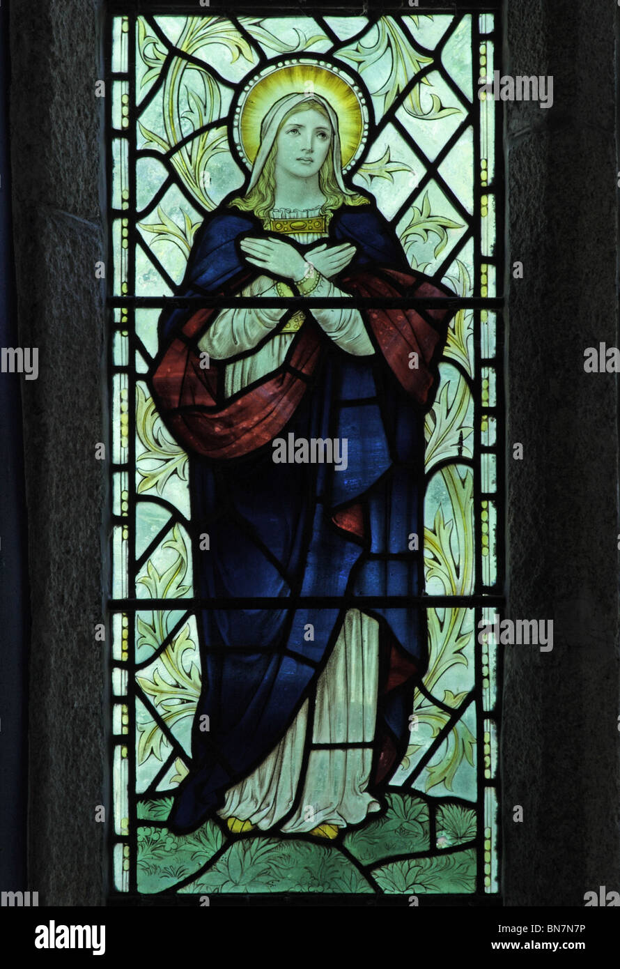 Un vitrail représentant la Vierge Marie, l'église St Juliot, Cornwall. La fenêtre est par James Powell & Sons de Londres, Whitefriars Banque D'Images