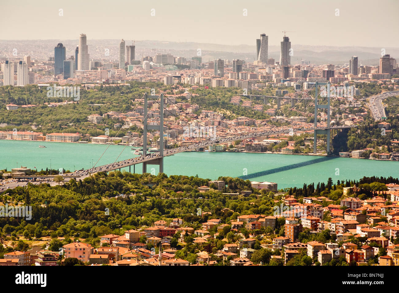 Vue panoramique sur le Bosphore Pont sur le détroit du Bosphore, à partir de la colline de Camlica, le côté asiatique d'Istanbul, Istanbul, Turquie Banque D'Images