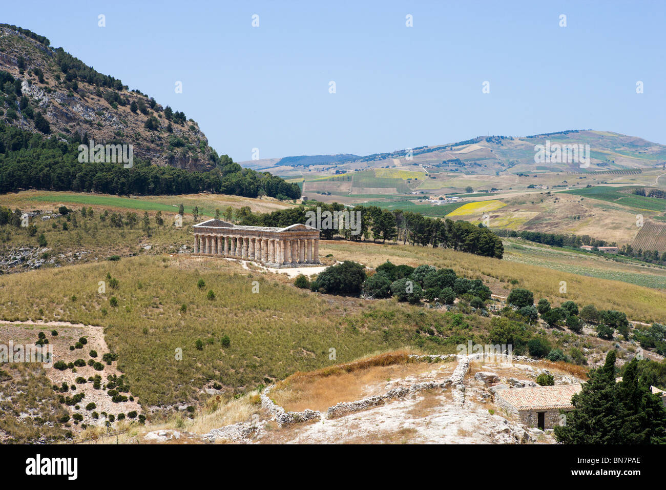 Le Temple Grec de Segesta vu de la route jusqu'au théâtre, Trapani, région nord-ouest de la Sicile, Italie Banque D'Images