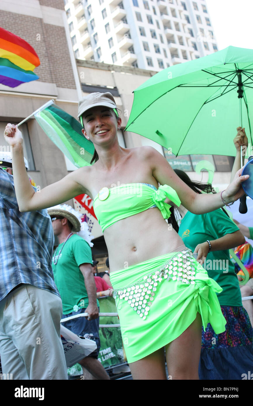 Femme blonde drapeau vert parapluie vert Banque D'Images