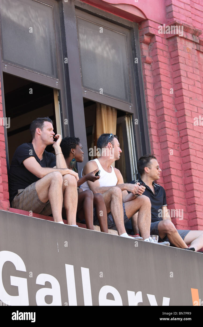 Les jeunes hommes assis rebord de fenêtre Banque D'Images