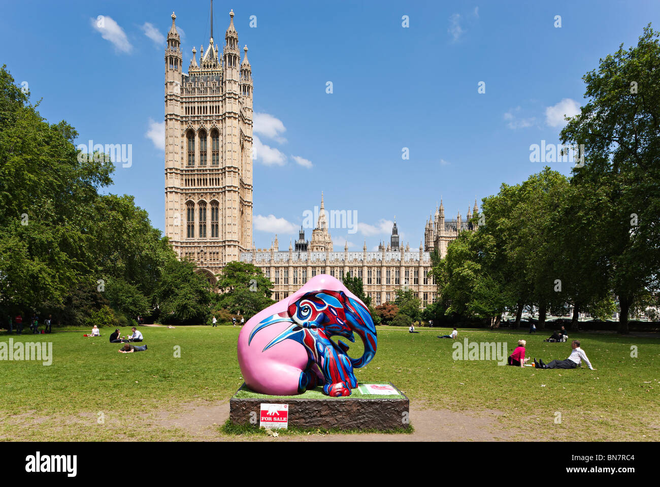 Chambres du Parlement - vue de Victoria Tower Gardens avec des éléphants Banque D'Images
