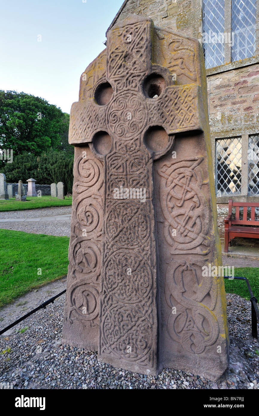 L'Aberlemno Kirkyard dalle, une croix en pierre Picte montrant une croix celtique en Ecosse, Royaume-Uni Banque D'Images