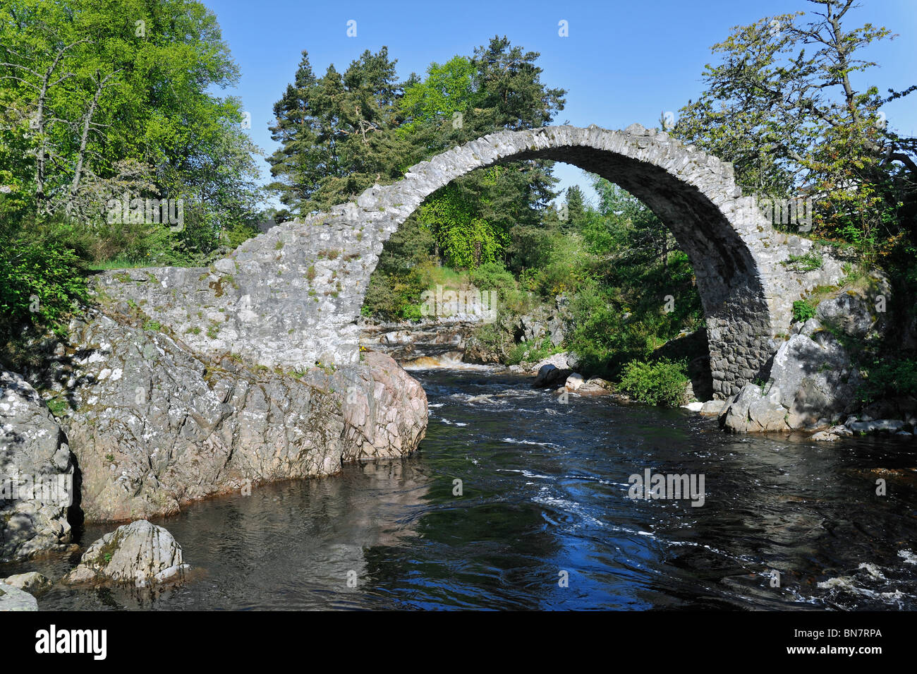 Pack Horse Funeral pont sur la rivière de Boat of Garten, le plus ancien pont de pierre dans les Highlands à Carrbridge, Ecosse, Royaume-Uni Banque D'Images